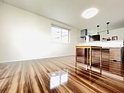 LDKは広々約18帖！優しい色合いのフローリングを採用！床暖房完備で寒い冬でも足元あったかです！