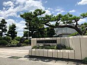 柏原中学校　744m　徒歩約10分　運動場が広いことで有名な中学校です。昭和54年に中部中学校から分校しました。合唱祭やスキー教室が行われる、行事が盛んな中学校です♪