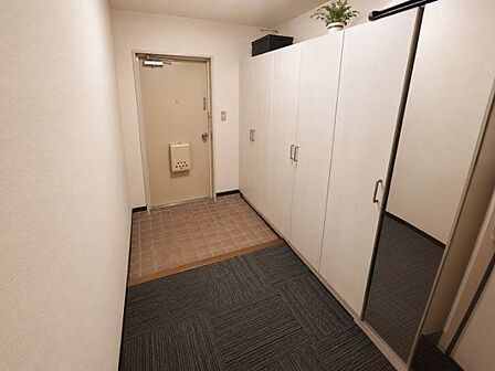 玄関には大容量の収納を設置!家族分の靴をまとめて収納でき玄関まわりをきれいに保てます♪