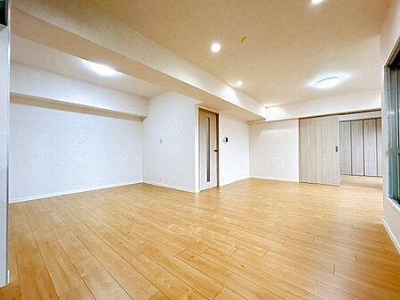 約20帖のリビング！ダイニングテーブルやソファーなど家族がくつろげる憩いの空間