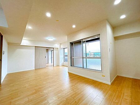 バルコニーに面しているのでお洗濯ものもすぐに干せそうです！