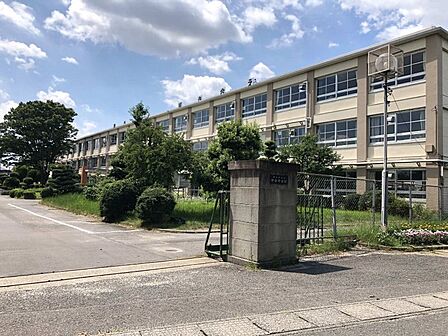 中部中学校　徒歩約23分　1800m　校訓「誠実 勤勉 健康」