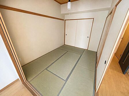 あると嬉しい和室!お子さまのお昼寝やちょっとしたくつろぎスペースに!収納も付いて便利です♪