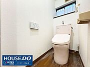 【清潔感あふれる快適なトイレ空間】明るい光が差し込む窓付きのトイレは、換気もしやすく常に清潔感を保てますね。温水洗浄便座完備で、毎日の生活に欠かせないホッと落ち着ける空間に仕上がっています！