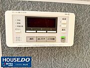 【便利な追い焚き機能付き給湯パネル】ボタンひとつで操作できる便利な給湯パネルを完備！追焚機能付きなので、いつでも温かいお湯に浸かれます♪通話機能もあり、万が一の際も家族と連絡が取れて安心です！