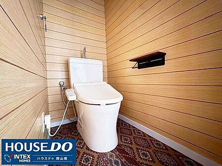 【お手入れしやすいトイレ】温水洗浄便座完備で、毎日を快適に過ごせるトイレです。清潔感のある空間で、家族みんなが安心して使えます!
