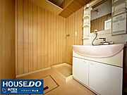 【木の温もり感じる洗面室】木目調の壁紙が心を落ち着かせてくれる洗面脱衣所です。洗濯機置き場もしっかり確保されており、家事動線もスムーズ！