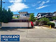 【青空に映える開放的な佇まい】青空と緑に包まれた、開放感たっぷりの一戸建て！前面道路が広く、小さなお子様連れのファミリーも、日々のお出かけや車の出し入れがスムーズで安心ですね♪