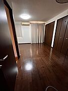 こちらの洋室は寝室にもってこいです！