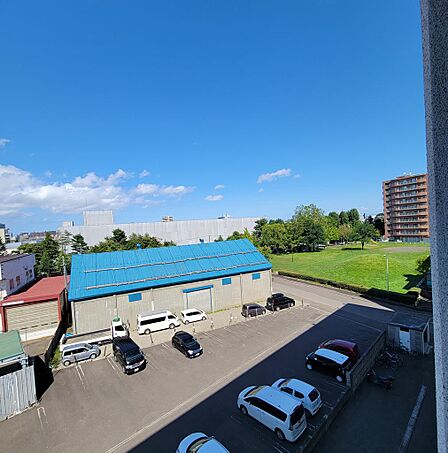 マンションの裏側には双葉公園があります。