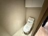 トイレ：手洗いタンク付きのトイレを採用しております。上部には収納棚が備わっており、トイレットペーパーの収納など生活感の出る部分はしっかり隠せて嬉しいです。