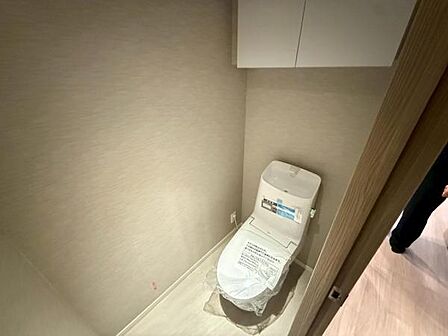 手洗いタンク付きのトイレを採用しております。上部には収納棚が備わっており、トイレットペーパーの収納など生活感の出る部分はしっかり隠せて嬉しいです。