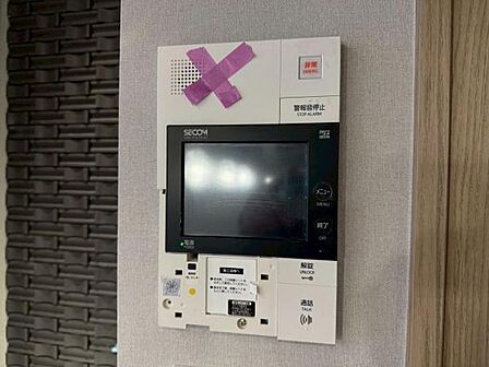 セコムによる24時間セキュリティーシステムを導入しております。不在時や夜間も安心してお過ごしいただけます。
