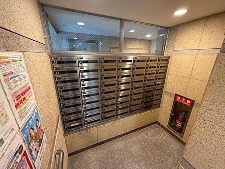 エントランスにはスタイリッシュなメールボックスを設置しております。各住戸ごとに、しっかりと施錠できるプライバシーと防犯性に優れた安心の受け取り環境です。