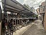 その他：屋根付きで綺麗に区画されたスペースで、安全に自転車を保管できる環境です。エントランスからの動線も良く、サッと出発できる快適さが魅力的です。