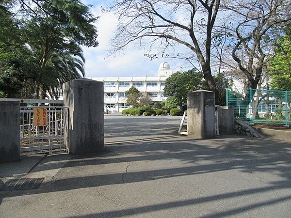 画像18:中学校「富士市立鷹岡中学校まで1122m」