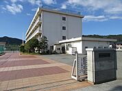 中学校「富士市立岩松中学校まで881m」
