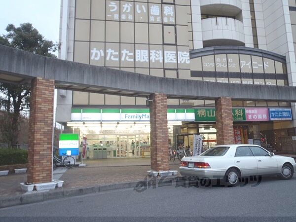 画像23:ファミリーマート　堅田駅前店まで700メートル