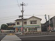 ファミリーマート　向日洛西口店まで300メートル
