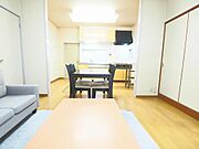 キッチン上に天窓がある明るいリビング。２００６年にリフォーム済み。ＬＤＫ１４帖。