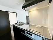 窓が大きく、キッチンが中央にあるので、明るい自然の陽が差し込みます♪