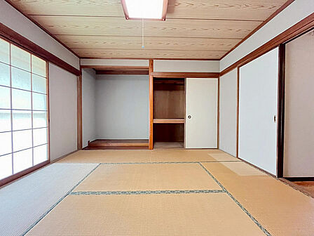 玄関から入り真正面の和室には、床の間があります♪