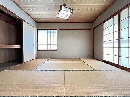 LDK横の和室は2面採光の明るい和室です♪