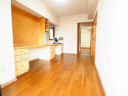 造り付けデスクのある南向きの明るい洋室。クローゼットが大きいです。