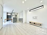 リビングは嬉しい3面採光♪カウンターキッチンからリビングが見渡せるので会話をしながらお料理出来ます♪