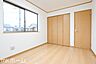寝室：洋室には収納もしっかり完備されており、部屋を広々と利用することが可能なです！