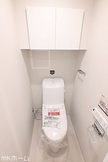 温水洗浄便座付きのトイレです!設備は新品に交換済みですので気持ちよくお住まい頂けます!