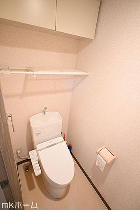 温水洗浄便座付きのトイレです!設置された小物入れはトイレットペーパーやお掃除用具の収納にも便利!