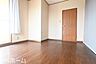 洋室：シンプルな洋室はおしゃれで居心地の良い空間です！室内は柔らかい陽の光が差し込みます！