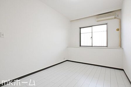 シンプルな洋室はおしゃれで居心地の良い空間です!室内は柔らかい陽の光が差し込みます!