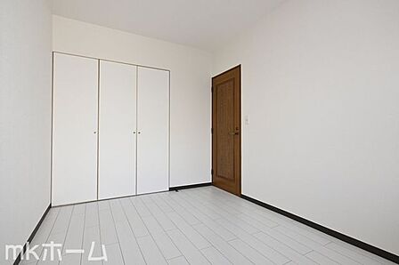 洋室には収納もしっかり完備されており、部屋を広々と利用することが可能なです!