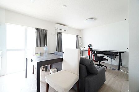 多くの時間を過ごす空間だからこそ採光にはこだわりたいですね!光を感じることが出来るリビング空間です!