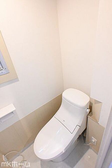 温水洗浄便座付きのトイレです!設備は新品に交換済みですので気持ちよくお住まい頂けます!