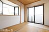 室内：リビング横の和室は多目的に利用可能な空間です！お子様の遊び場、また客間として多彩にご利用頂けます！
