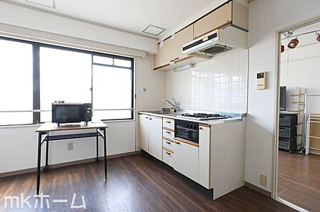 光あふれる開放的なリビングは自然と家族が集まる空間!家族団らんの時間を優しく見守るお住まいです!