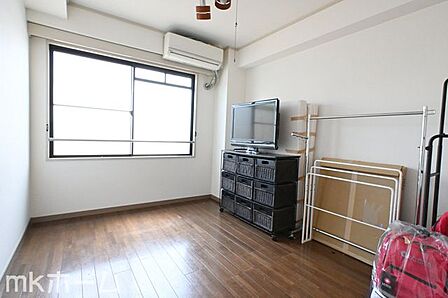 清潔感あふれる白い壁紙と木目のフローリングはクールでおしゃれな雰囲気を演出しします!