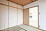 和室：リビング横にはあると落ち着く和室があります！押入収納付きですのでお布団類なども無理なく収納できます！