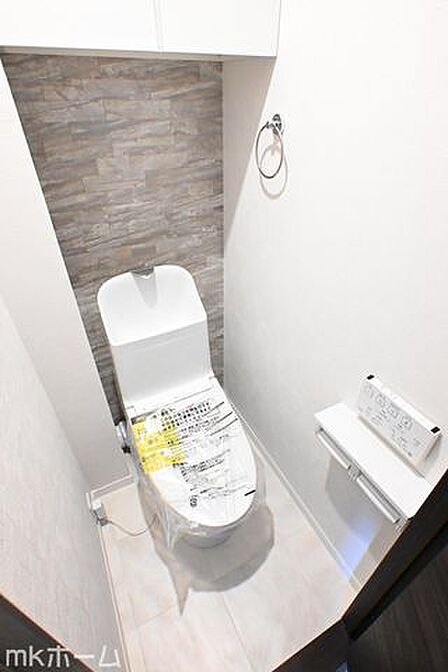 温水洗浄便座付きのトイレです！クリーニング済みですので気持ちよくお使いいただけます！