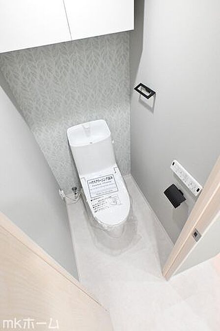 温水洗浄便座付きのトイレです!設備は新品に交換済みですので気持ちよくお住まい頂けます!