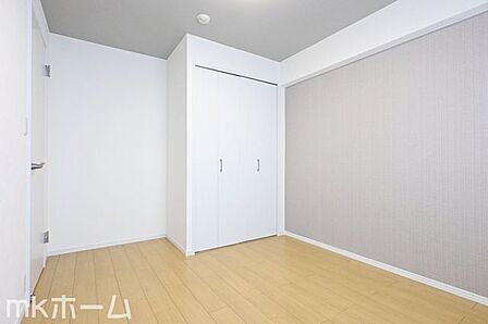 洋室には収納もしっかり完備されており、部屋を広々と利用することが可能なです!