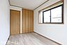 寝室：居室に大型のクローゼットを設置！豊富な収納があることで広い居住スペースを確保することができます！