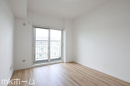 窓からの優しい光がお部屋に差し込みます!