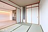 和室：リビング横にはあると落ち着く和室があります！押入収納付きですのでお布団類なども無理なく収納できます！