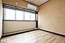 子供部屋：清潔感あるシンプルな洋室はクールでおしゃれな雰囲気を演出します！窓から優しい太陽の光が差し込みます！
