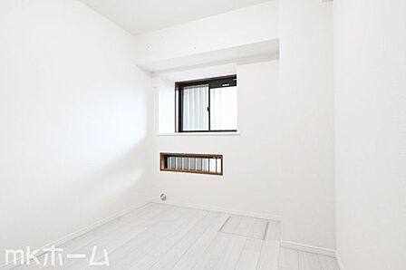 清潔感あるシンプルな洋室はクールでおしゃれな雰囲気を演出します!窓から優しい太陽の光が差し込みます!