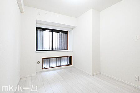 白で統一された洋室は多彩なインテリアにマッチします!収納も豊富に用意されており生活しやすい空間です!